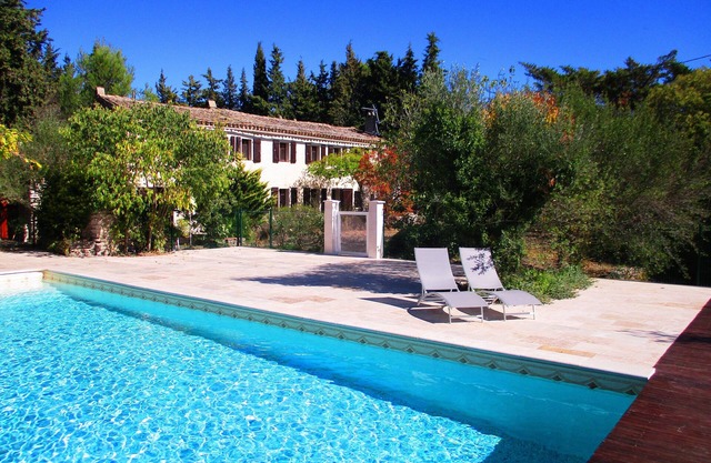 Farmhouse in Uzès: 7 bedrooms, 17 beds, 12X8m pool, 4 bathr., 5000m²garden, WIFI