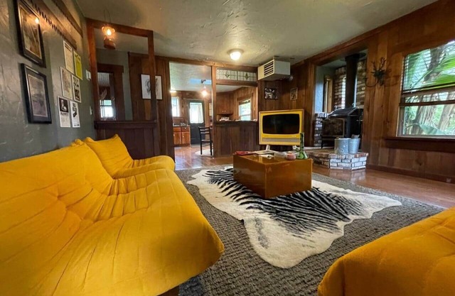 Farmhouse on Cannabis Farm - Cabin Feel