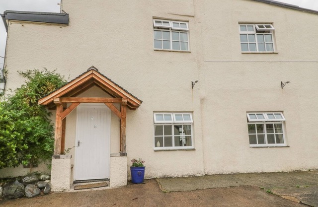 FARMHOUSE RETREAT, pet friendly, with a garden in Braithwaite