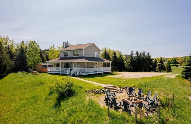 Farmhouse Retreat*Great View*Hot Tub*Wineries