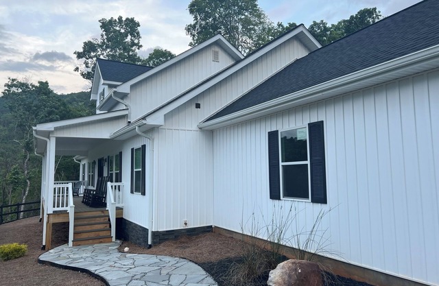 Farmhouse w/amazing views, game room, fast wifi, new and modern