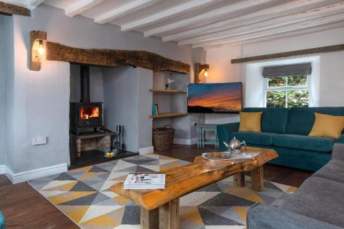 Farmhouse with Log Fire & On-Site Dog Field