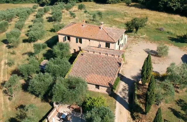 Farmhouse with stunning views, 10m from Siena