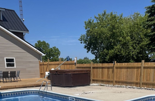 Farmhouse with Swimming pool/ hot tub