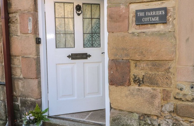 FARRIERS COTTAGE, character holiday cottage in Winster