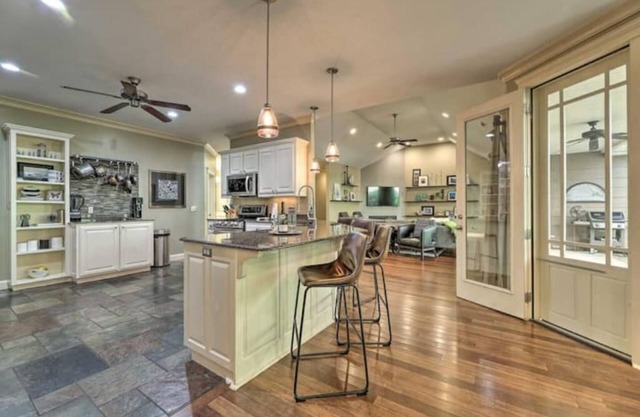 Fayetteville Private Luxury Retreat w/Hot Tub