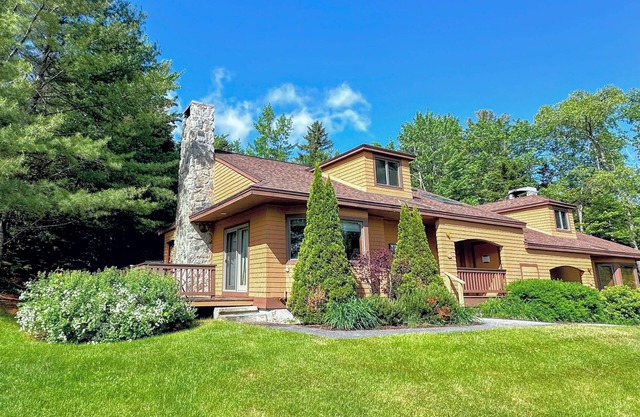 FC44 Renovated 3bed/3bath Forest Cottage - AC, views, yard, fast wifi. Walk to skiing!