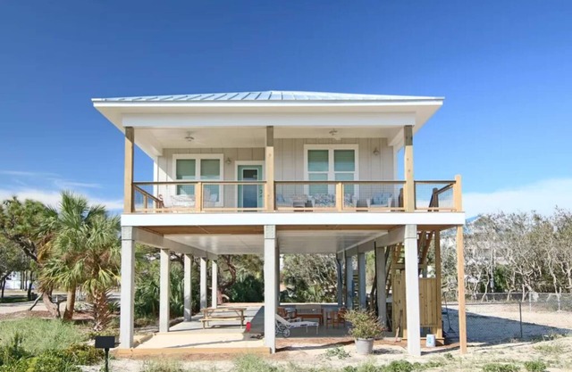 FEBRUARY SPECIAL 3500. Private pool! Steps from the Beach, Pet Friendly