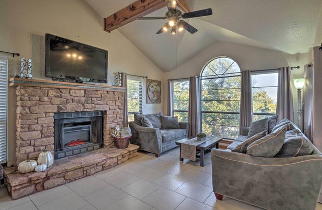 FEED THE DEER! Family & Pet Friendly LAKE TRAVIS Retreat! Golf/Trails/Playground