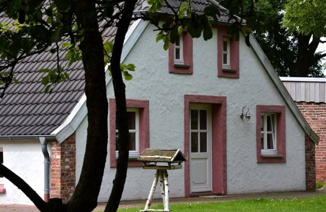Feel-good oasis right by the sea with a beautiful garden and mature trees