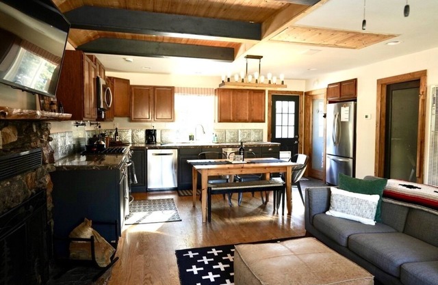 Fenced yard, Dog friendly, Cozy Couple's Retreat, Walkable to Lake and Village