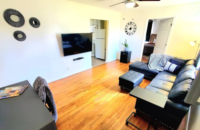 Fenced yard, pet friendly, strong wifi. Near MTSU, food and shopping.