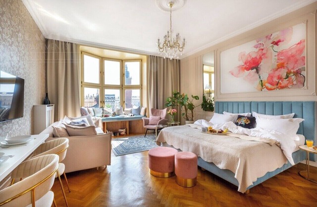 Feniks Indigo studio with a Main Square view