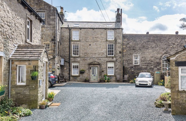 Fern House, Grassington; central yet parking & quiet, light & period elegance