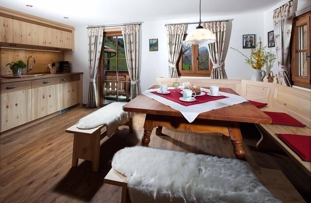 Ferienwohnung d' Holzstubn, 1-4 Personen, 75qm, 2 separate Schlafzimmer mit eigener Dusche/WC, Obergeschoss