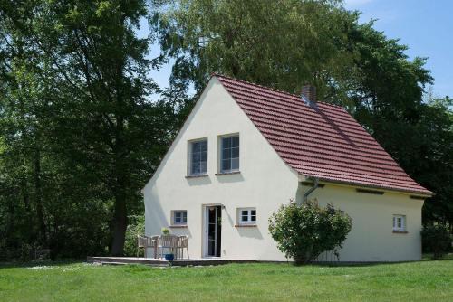 Ferienhaus-Remise-direkt-am-Wasser-im-Gut-Grubnow-Ruegen