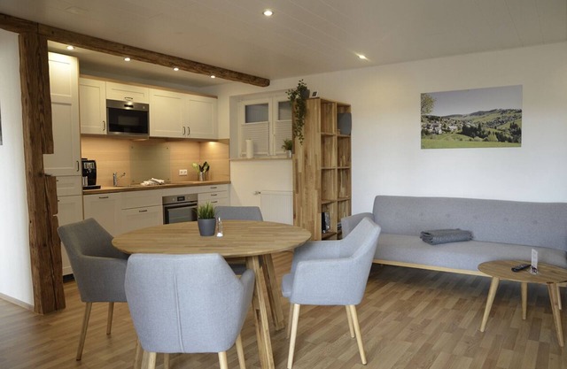 Ferienwohnung Bergnescht 2 Typ B, 50qm, ein Schlafzimmer, ein Wohn-/Schlafzimmer, Küche und Kachelofen