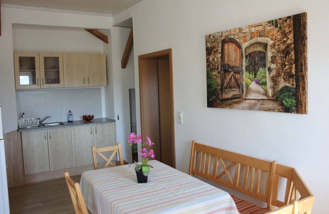 Ferienwohnung DG, 60m², 2 separate Schlafzimmer 2-5 Pers., Du/WC + Badewanne, Ostbalkon