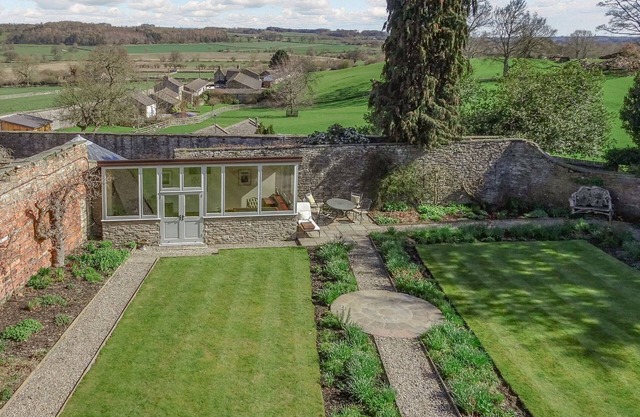FERNDALE HOUSE, family friendly, with a garden in Middleham