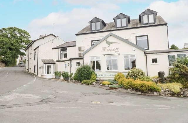 FERNLEIGH COTTAGE, pet friendly, with open fire in Allithwaite