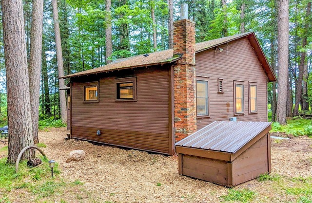 Fernwood Cabin | Riverside Retreat | Firepit, Kayaks, Dog-Friendly