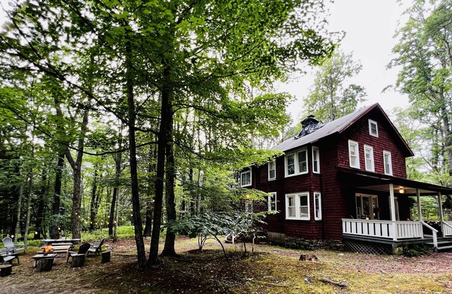 Fernwood Cottage: Your Poconos Paradise at Skytop