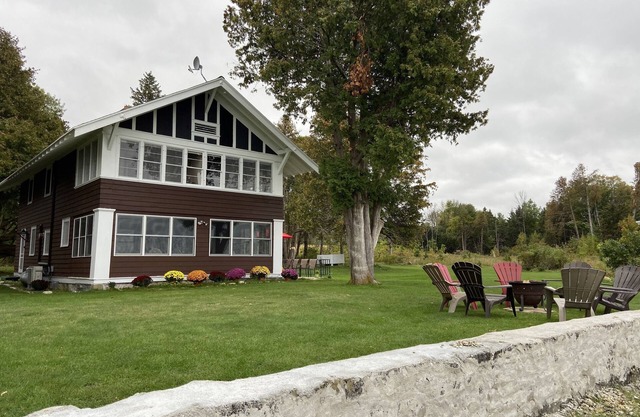 Festivals! Secluded true waterfront w/acreage, Sleeps 12, dogs, great rates