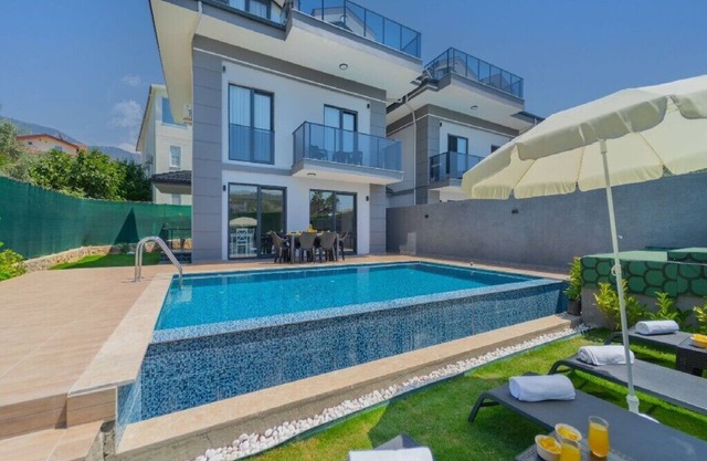 FETHİYE ÖLÜDENİZ DE ÖZEL HAVUZLU LÜKS VİLLA