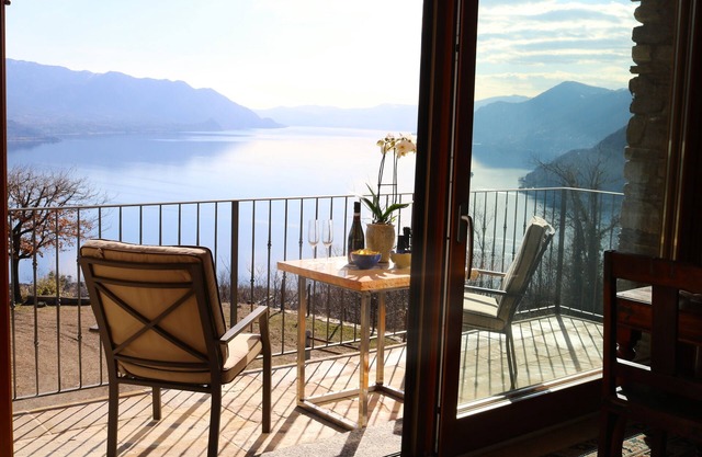 Finca Cascina Borchina: "FALCO" country estate, relaxation, dream lake view, nature, organic