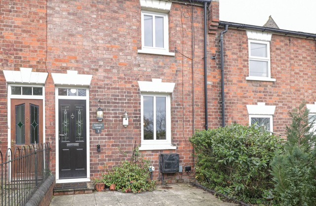 FIDDLERS PIT COTTAGE, pet friendly, with a garden in Malvern