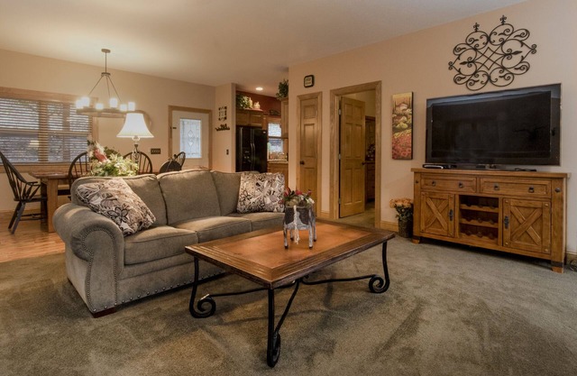 Fido Friendly Luxury Condo in Country Club setting With Amenities
