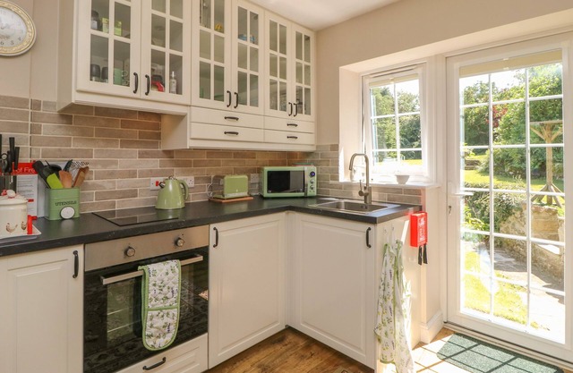 FIELDFARE LODGE, romantic, character holiday cottage in Middleham
