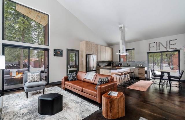 FINE PINE PLACE in town/luxury modern/wow kitchen/whole house/yes dogs!