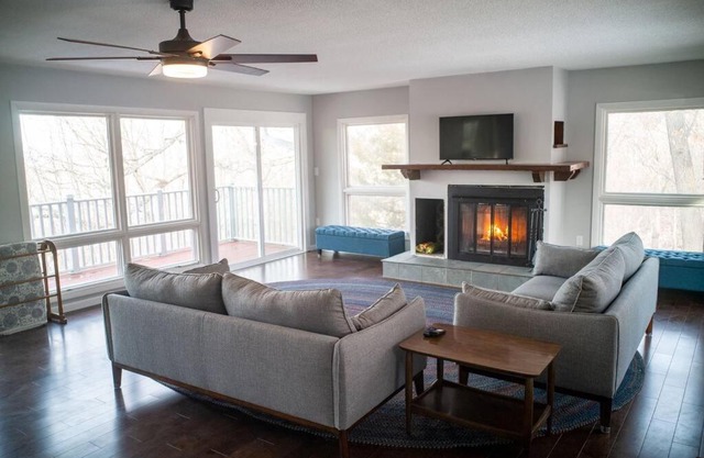 Finn's Hideaway -Modern family river home