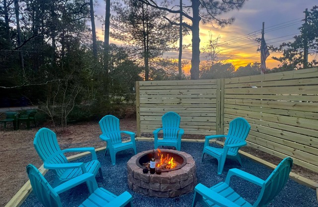 Fire Pit- Pool Table- 8 Beds- Midway House