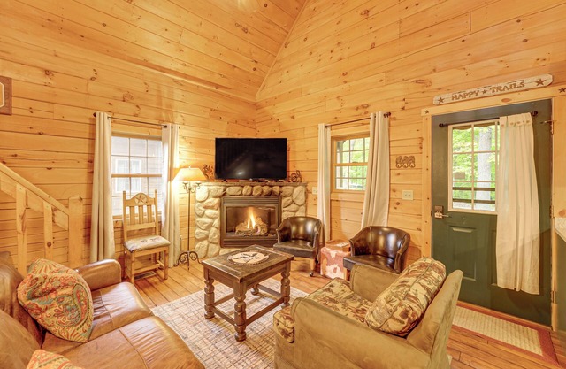 Fire Pit & Porch: Warm & Woodsy Rothbury Escape!