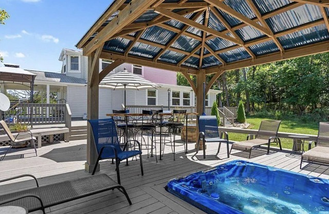 Firefly Farmhouse~Peaceful Retreat ~ Fire Pit+Hot Tub+Pets+Games on 2 Acres