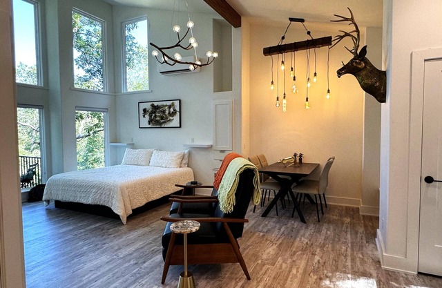 Firefly1 - luxury treehouse, hot tub, lake access, ample parking, full kitchen