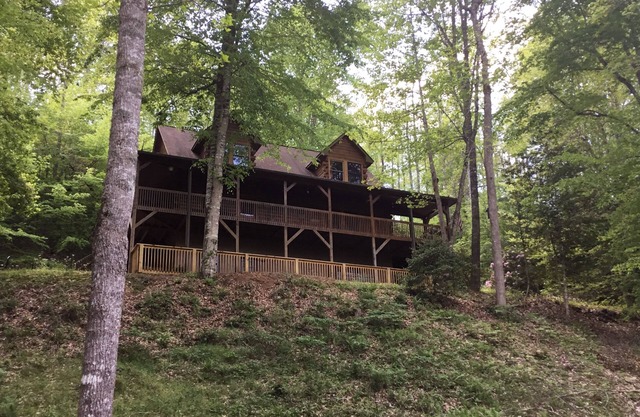 Fireman's DreamCabin 5 BR 3 Baths Beautiful Log Home with Starlink WiFi! Hot Tub