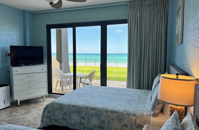 First Floor Private Paradise Ocean Front Studio FALL SALE! POOL OPEN!