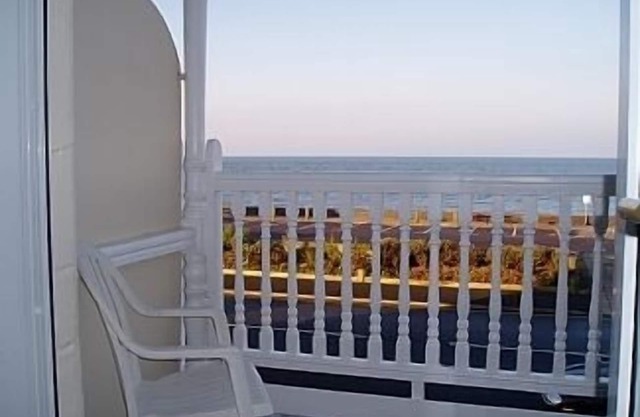 First floor seaside apartment with balcony and spectacular sea views.