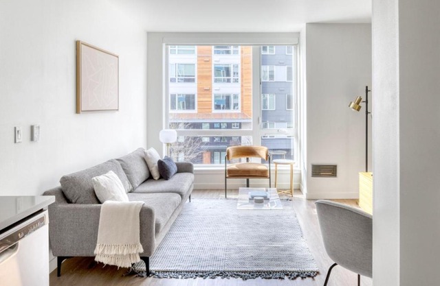 First Hill 1br w gym lounge nr soccer field SEA-541