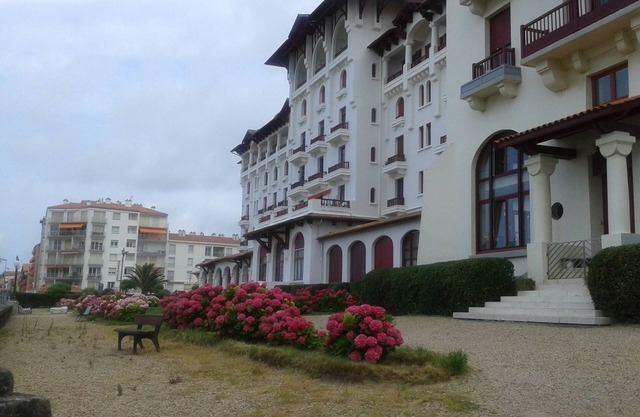 First line beach Hendaye Euskalduna