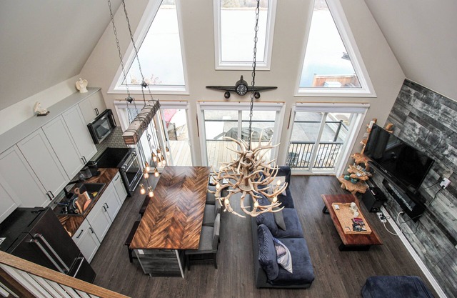 Fish and relax in a new Waterfront four-season cottage 1 hour east of Whitby!