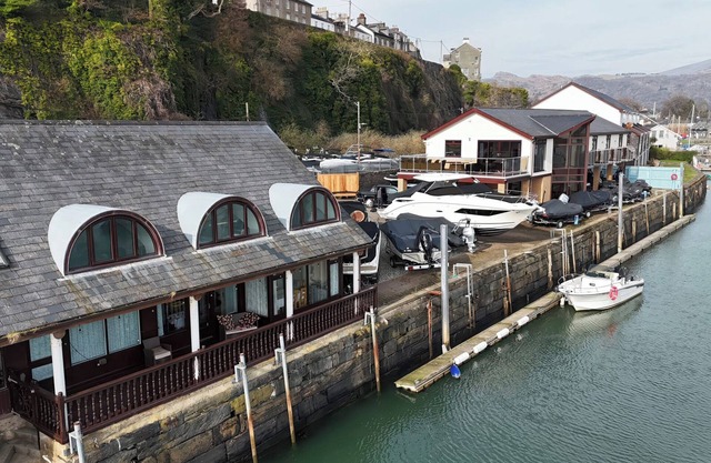 FISHERMAN COVE, family friendly, with a garden in Porthmadog