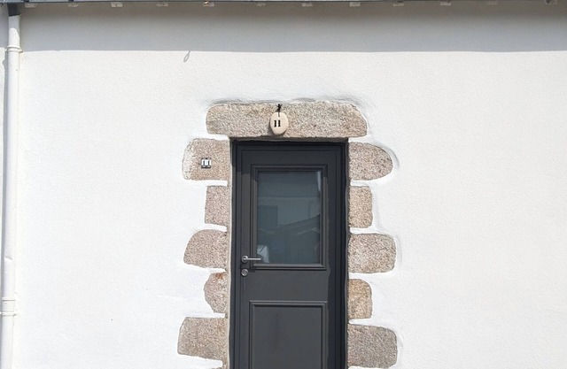 Fisherman's house, on the port of Kerroch, 3 minutes' walk from the beach!