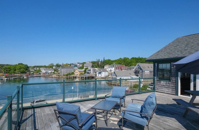 Fisherman`s Loft - In-town Apartment, Ocean Views