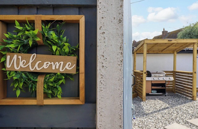 FISHERMANS COTTAGE, pet friendly, with hot tub in Prestatyn