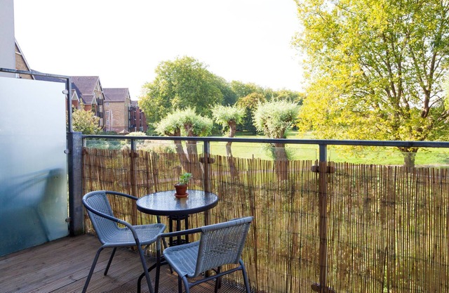 Fitzroy Court with Large Balcony and view
