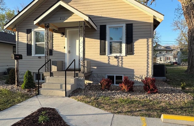 Five-bedroom house with WiFi, AC in fabulous Hays